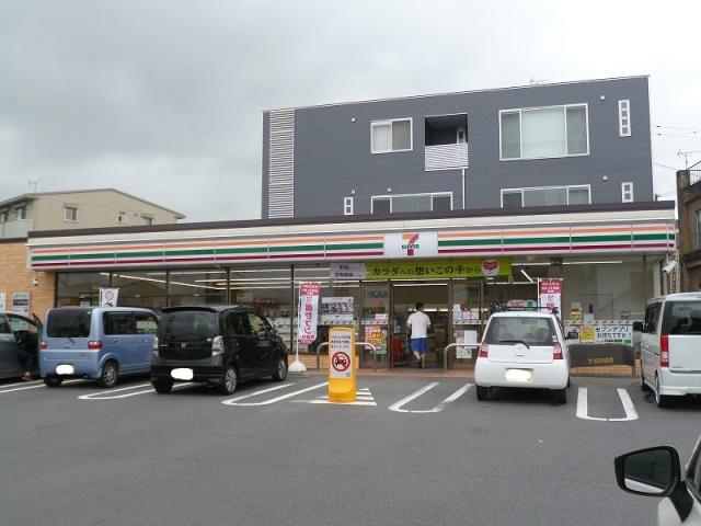 コンビニ　セブンイレブン（コンビニ）まで881m