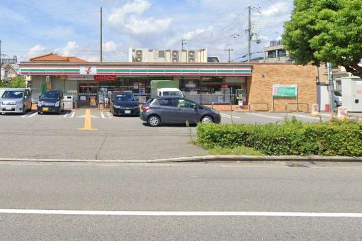 コンビニ　セブンイレブン（コンビニ）まで304m