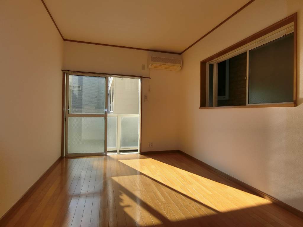 居室・リビング　最上階南向き・角部屋陽当り良好です。