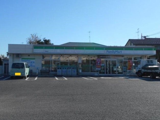 コンビニ　ファミリーマート伊奈南店（コンビニ）まで700m