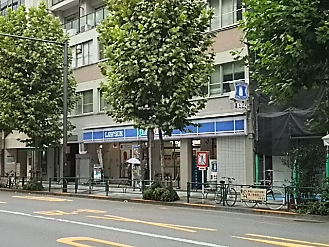 コンビニ　ローソン新宿御苑駅前店（コンビニ）まで273m