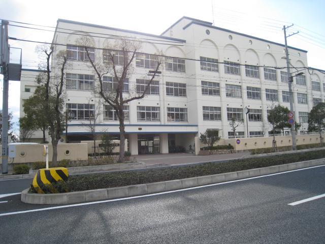 中学校　神戸市立本山中学校（中学校）まで341m