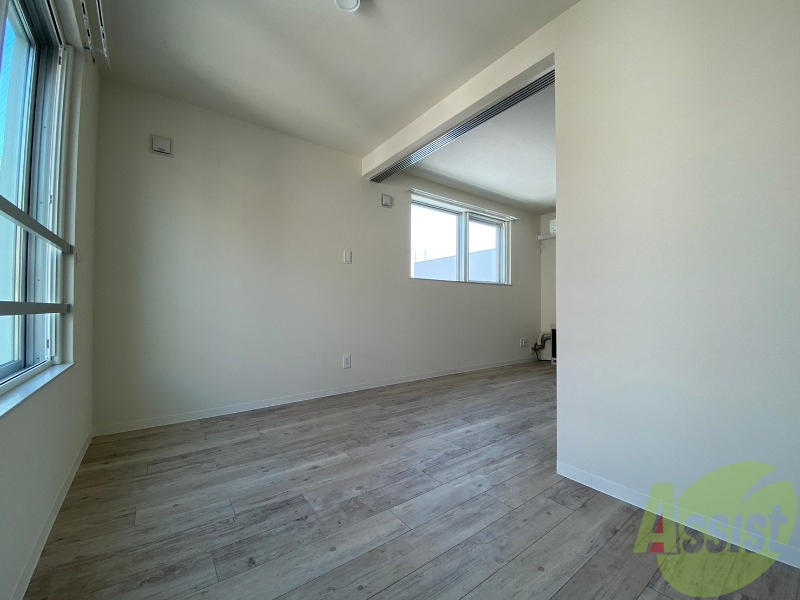 その他部屋・スペース　寝室はこちらです。光が差し込む、温かみのあるお部屋です。