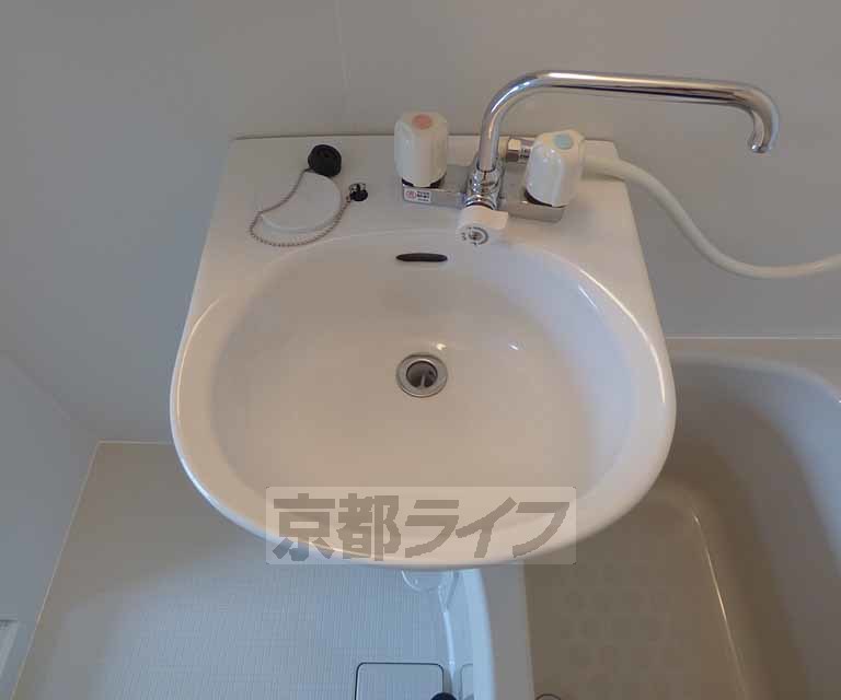 洗面設備　鏡つきの洗面台で朝・寝る前の準備がしやすいです。