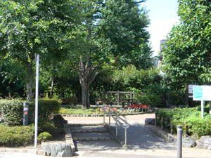 公園　八幡山かまのくち緑地（公園）まで1240m