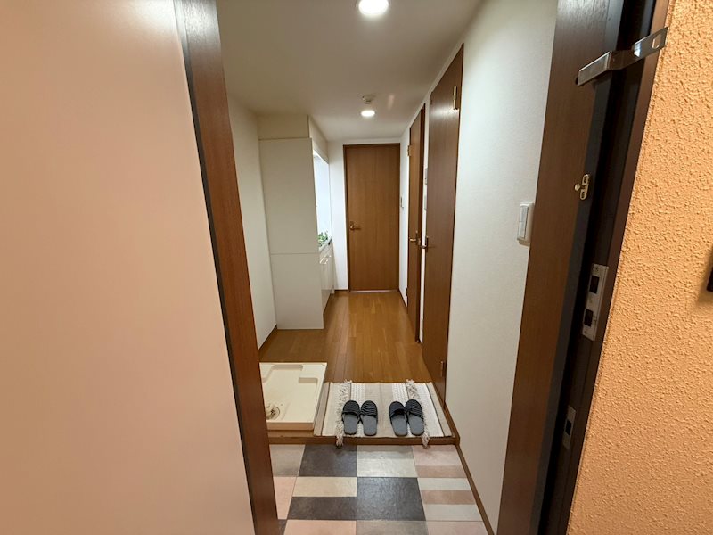 玄関　同建物同号室の室内写真です。