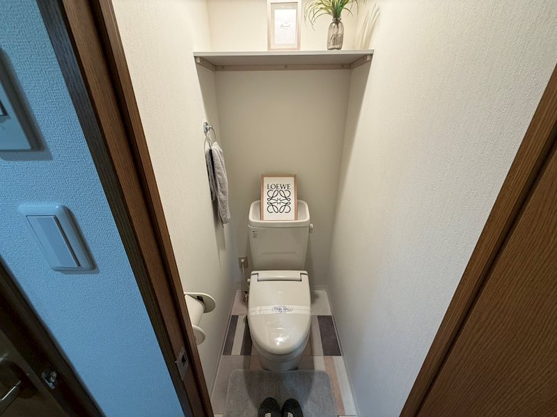 トイレ　同建物同号室の室内写真です。