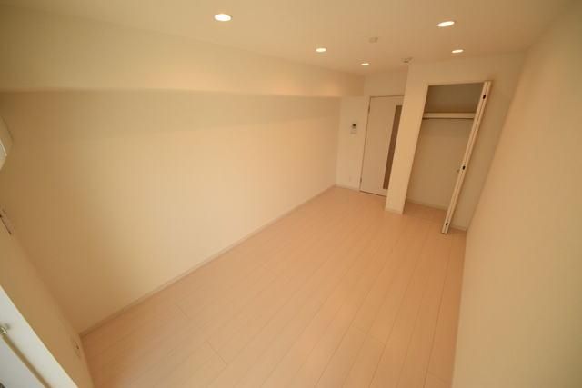 居室・リビング　照明付きのお部屋です