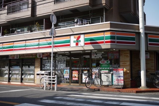 コンビニ　セブンイレブン（コンビニ）まで400m
