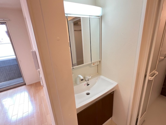 洗面設備　掲載写真は同型モデルを掲載しており実際のお部屋と仕様等が異な