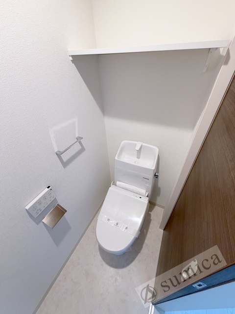 トイレ　人気アイテムの温水洗浄便座。清潔感のあるトイレです。