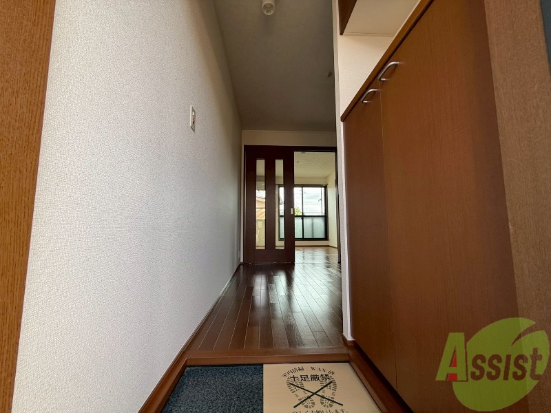 玄関　玄関から撮影しました。お部屋の明るさが伝わりますね。