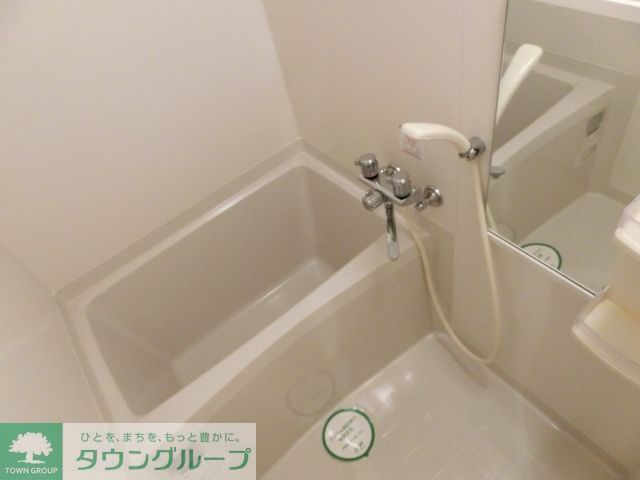バス・シャワールーム　鏡付のバスルーム
