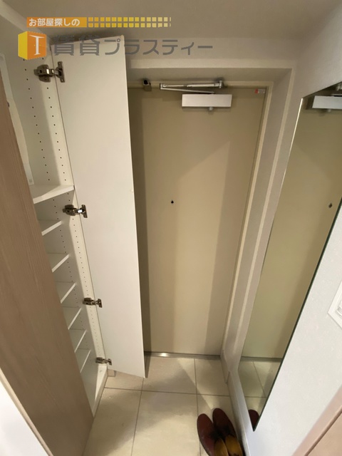 玄関　玄関収納も充実です。