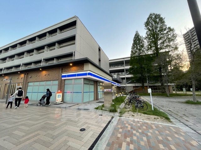 コンビニ　ローソン　hitoto広島店（コンビニ）まで73m