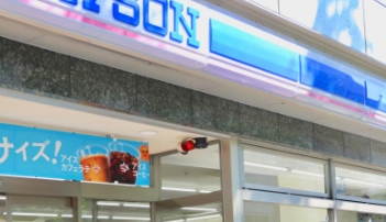 コンビニ　ローソン銀座四丁目昭和通店（コンビニ）まで66m