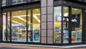 ドラックストア　トモズ銀座三丁目店（ドラッグストア）まで217m