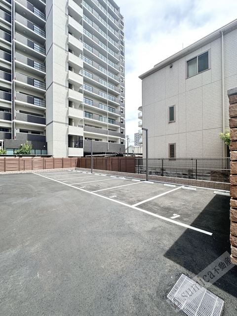 その他共有部分　広々とした敷地内駐車場を完備♪♪