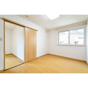その他部屋・スペース　洋間の収納を背にして窓側を撮影しました。木質フローリングに照