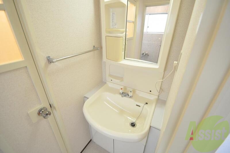 玄関　広い洗面所はご家族の多い、忙しい朝にも十分対応してくれます。