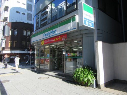 コンビニ　ファミリーマート神田駅東口店（コンビニ）まで400m