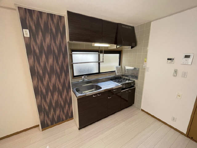 キッチン　こちらは１０１号室（同型タイプ）の画像です。ガスコンロ２口。