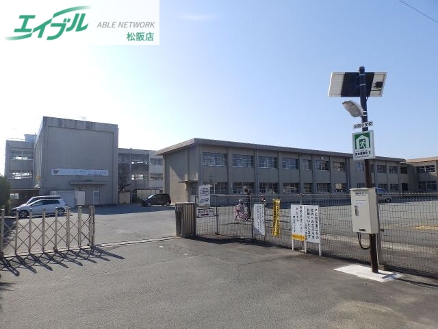 小学校　松阪市立花岡小学校（小学校）まで738m