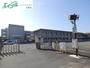 小学校　松阪市立花岡小学校（小学校）まで738m