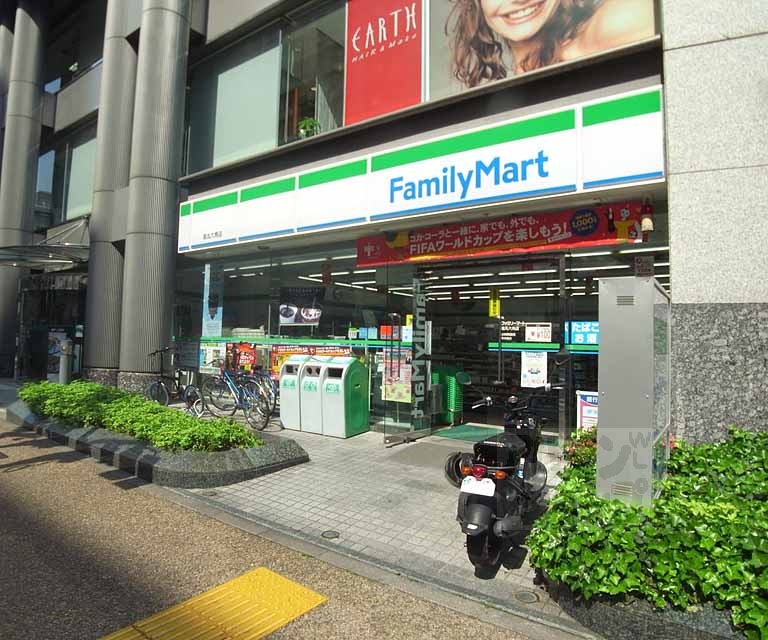 コンビニ　ファミリーマート烏丸六角店（コンビニ）まで210m
