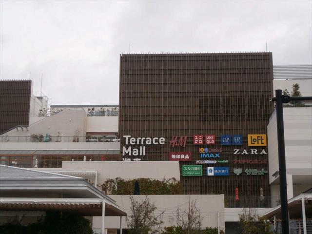 ドラックストア　サンドラッグ藤沢石川店（ドラッグストア）まで579m