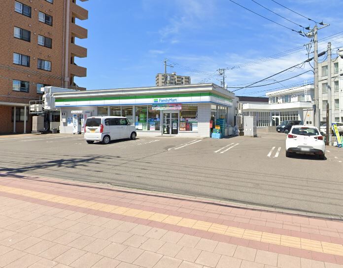 コンビニ　ファミリーマート札幌発寒3条店（コンビニ）まで298m