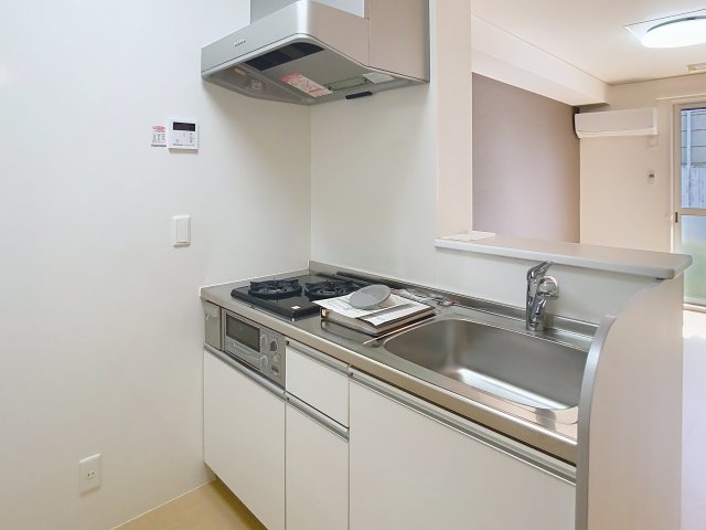 キッチン　掲載写真は同型モデルを掲載しており実際のお部屋と仕様等が異な