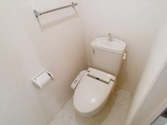 トイレ　掲載写真は同型モデルを掲載しており実際のお部屋と仕様等が異な