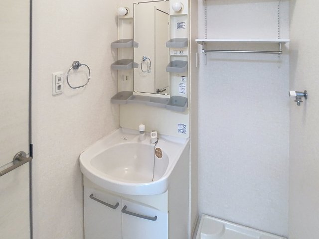洗面設備　掲載写真は同型モデルを掲載しており実際のお部屋と仕様等が異な