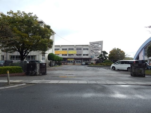 小学校　杉戸町立西小学校（小学校）まで380m