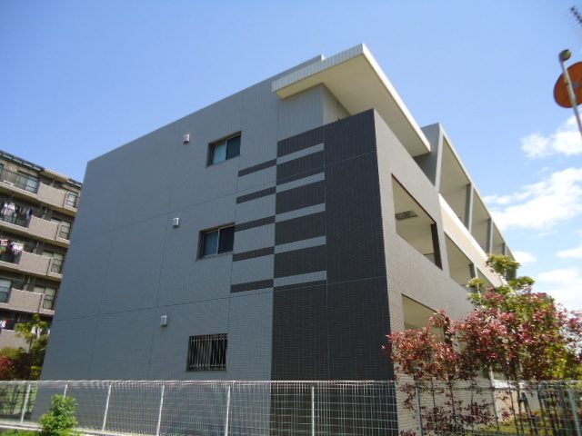 建物外観　３階建ての賃貸マンション