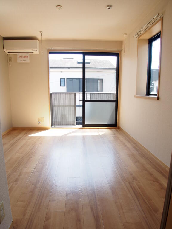 居室・リビング　角部屋で2面採光・南向き！！