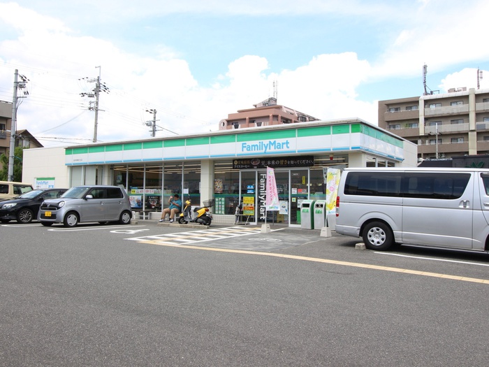 コンビニ　ファミリーマート（コンビニ）まで425m