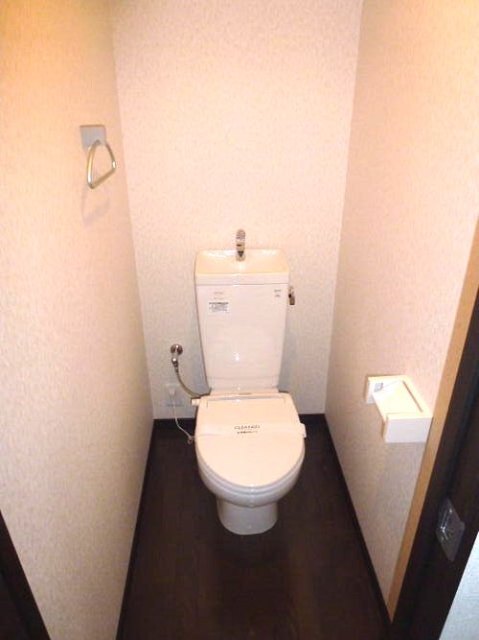 トイレ　温水洗浄便座付きです