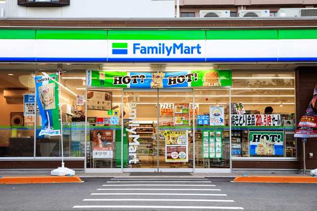 コンビニ　ファミリーマート 中野三丁目店（コンビニ）まで743m