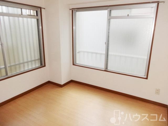 居室・リビング　窓から沢山光が入りますね。