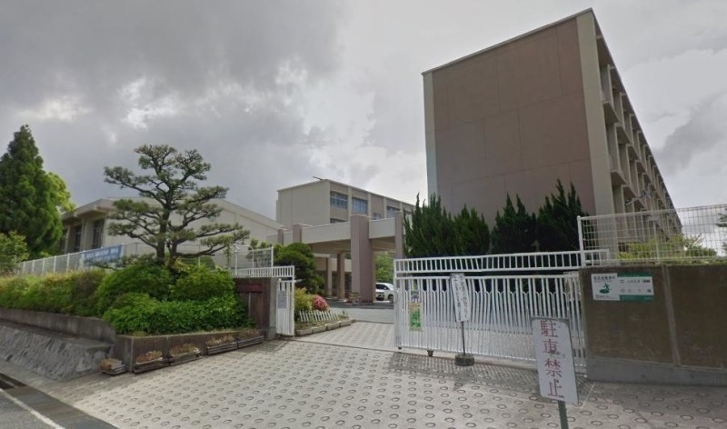 中学校　星和台中学校（中学校）まで906m