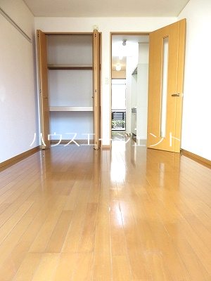 居室・リビング　収納ありの洋室