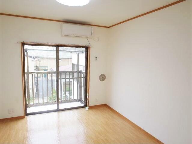 居室・リビング　窓の大きな明るいお部屋です。