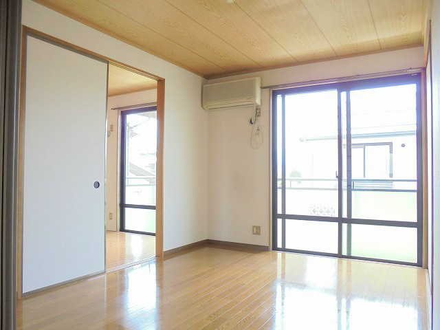 セジュール岡田ハイランズB棟の居間写真