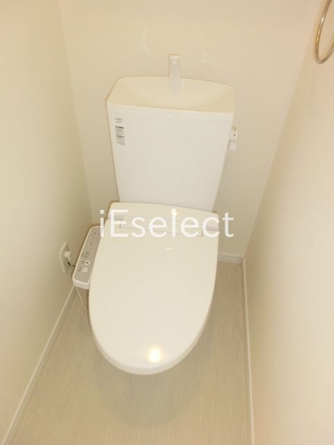 トイレ　温水洗浄便座付きのトイレ。