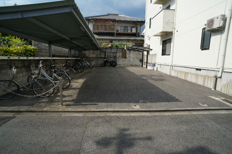 駐車場　屋根付き駐輪場