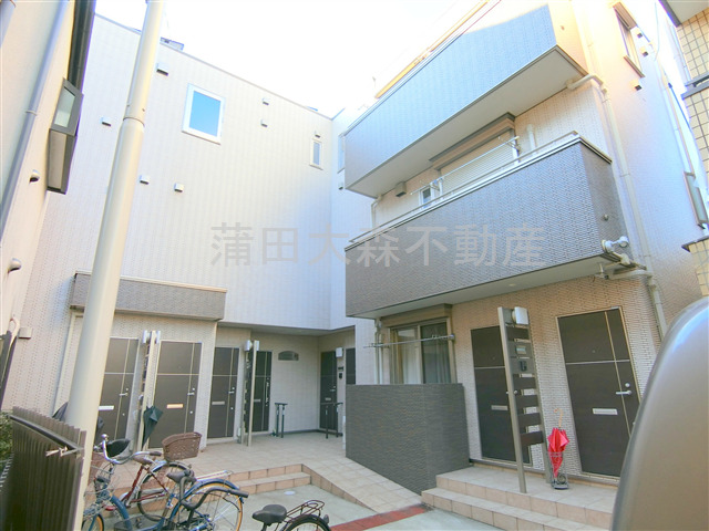 建物外観　2014年8月築　軽量鉄骨造地上3階建て　総戸数7戸の人気賃