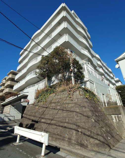 建物外観　高台の高級マンション