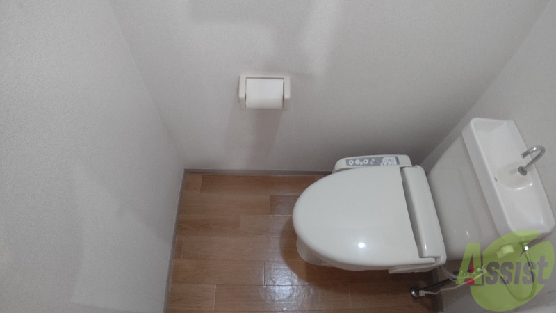 トイレ　温水洗浄付きの便座です。便利で使い勝手がいいですね。